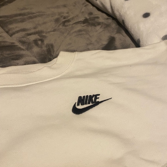 Black and white Nike cropped longsleeve/sweatshirt size medium - Picture 2 of 4